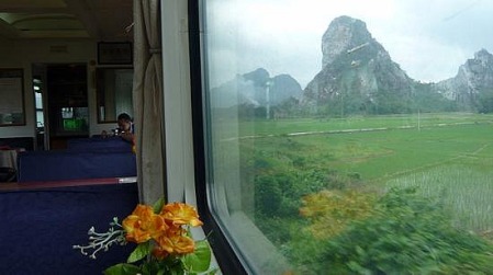 Privire prin fereastra trenului